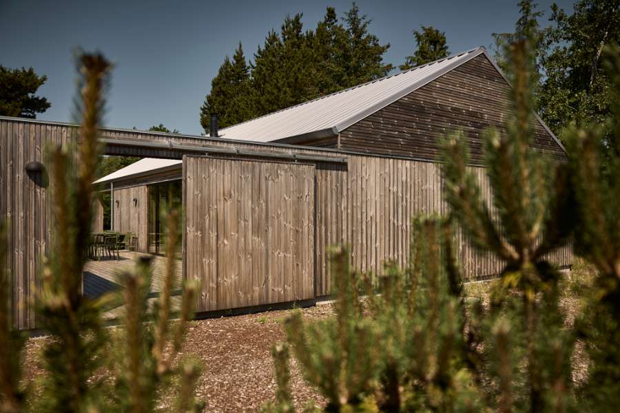 Rib Sheets on the roof set the stage for summer cottage coziness, Torndrupskovvej 3, 9370 Hals, Denmark